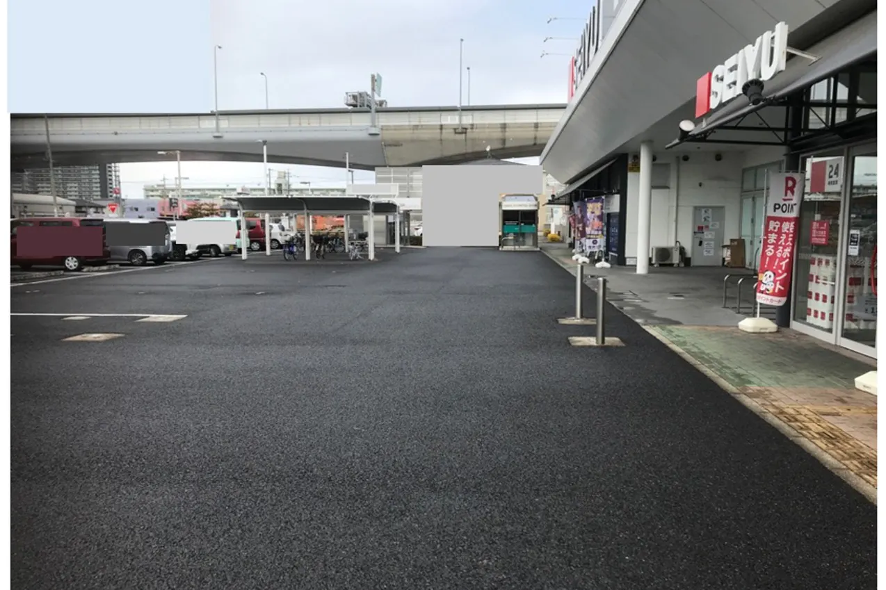 【西友 松河戸店】店頭南側入口付近 (駐車場) キッチンカー・コーヒーテイクアウトや、たいやき・焼き鳥・クレープ など販売におすすめな屋外催事イベントスペース