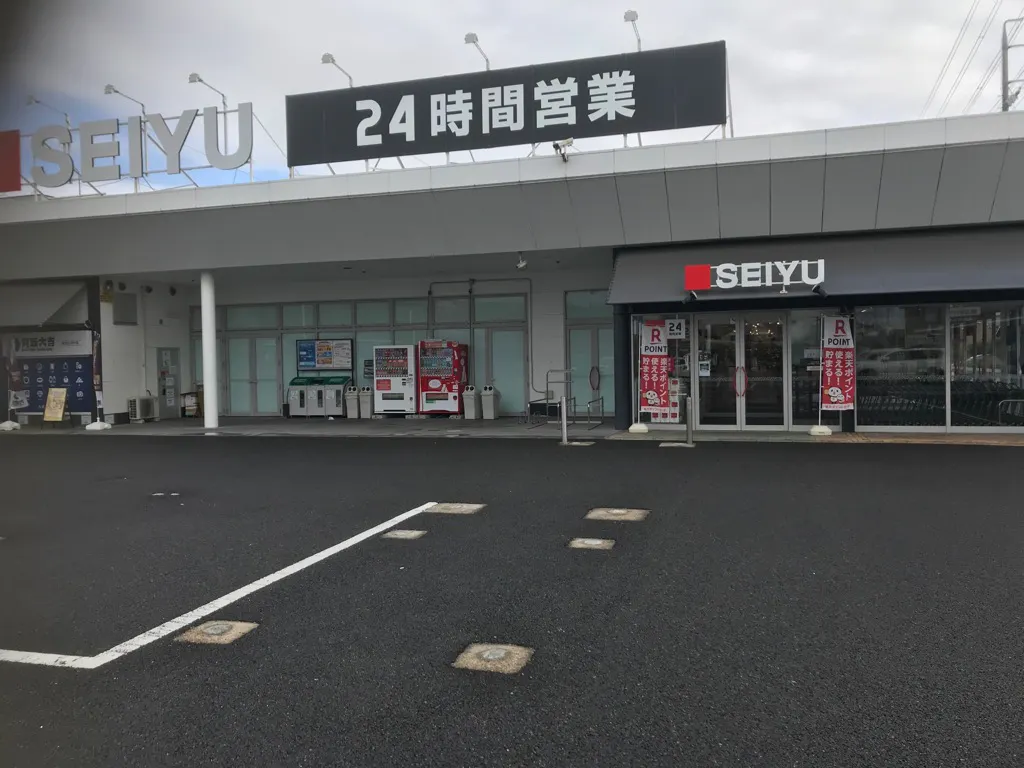 【西友　松河戸店】店頭南側入口付近 (駐車場)　キッチンカー・コーヒーテイクアウトや、たいやき・焼き鳥・クレープ など販売におすすめな屋外催事イベントスペース