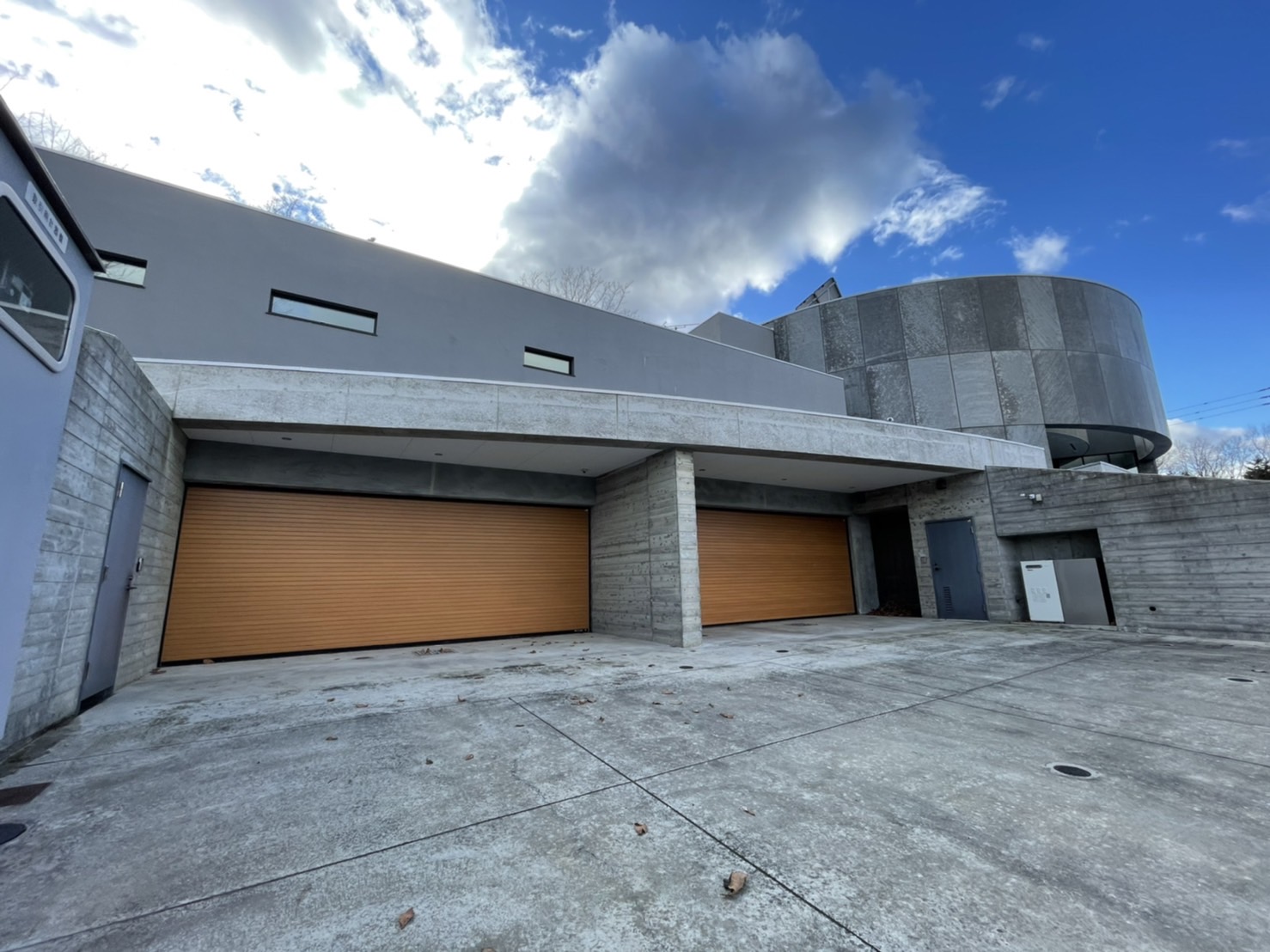 駐車場として3台駐車場可能です。(有料 )