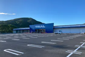 【スーパーセンタートライアル諫早店】【ポーチ前:右側(L)】食物販(キッチンカー/テント)やPR活動の出店が可能なイベントスペース