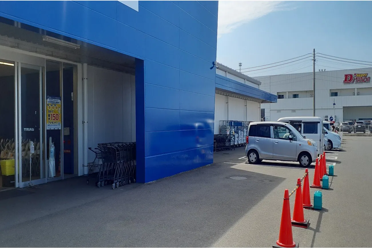 【スーパーセンタートライアル諫早店】ポーチ前右側 キッチンカー/テント/プロモ(ウォーターサーバー利用不可)