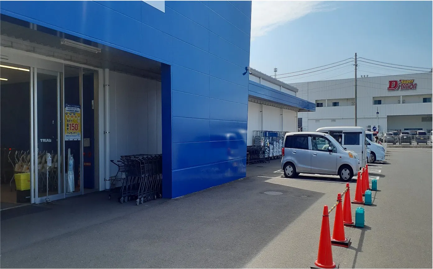 【スーパーセンタートライアル諫早店】ポーチ前右側 キッチンカー／テント／プロモ（ウォーターサーバー利用不可）