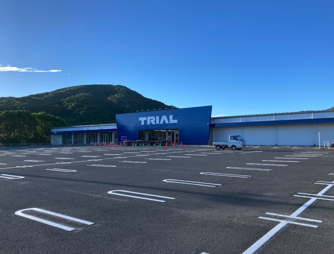 【スーパーセンタートライアル諫早店】ポーチ前右側 キッチンカー／テント／プロモ（ウォーターサーバー利用不可）