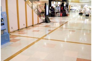 【イオンモール津山】各種プロモーションや物販、食物販のポップアップストアに最適な専門店1F 中央エスカレーター前の催事イベントスペースB