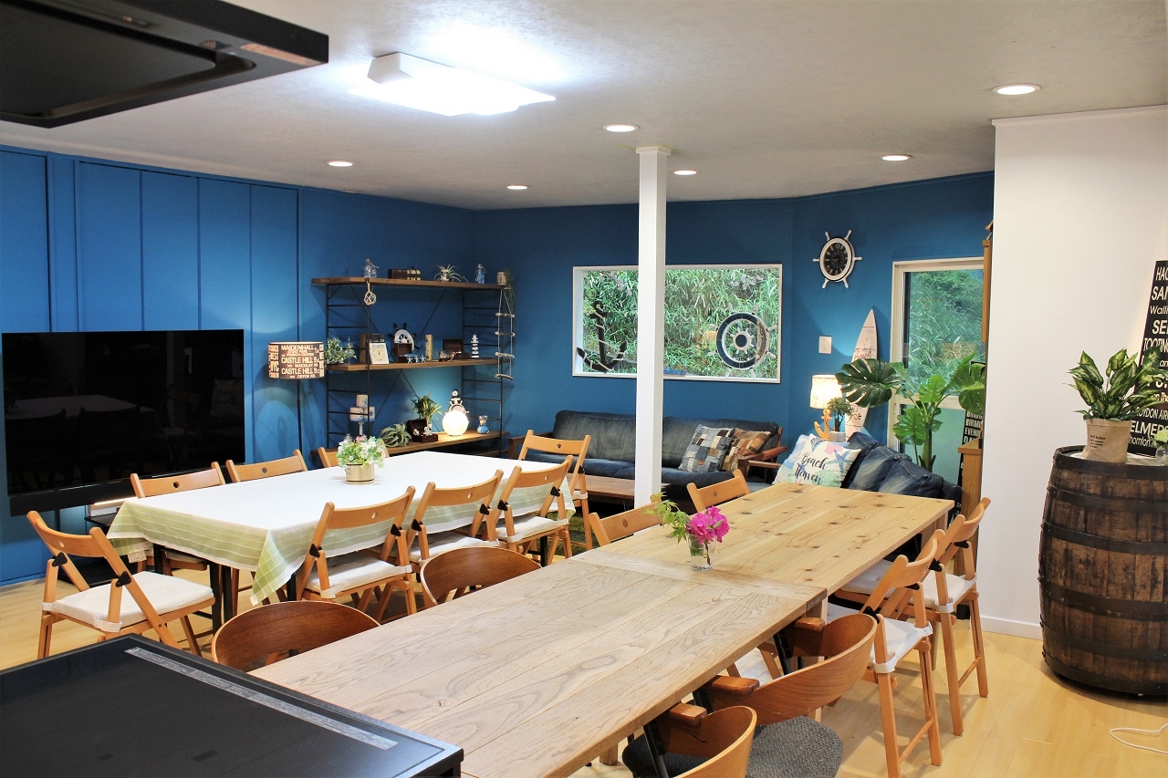 【レイアウト４】机周囲に２０名程度着席可