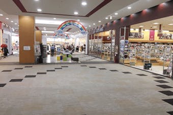 【アクロスモール新鎌ケ谷】家族向けのイベントやワークショップ、ウォーターサーバーの販売促進プロモーションに最適なショッピングモール内2Fにあるのイベントスペース(こども広場前)