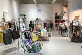 【渋谷駅7分】展示会や撮影に適した白い内装の天井が高く開放感のあるレンタルスペース