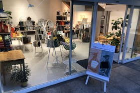 【渋谷駅7分】展示会や撮影に適した白い内装の天井が高く開放感のあるレンタルスペース