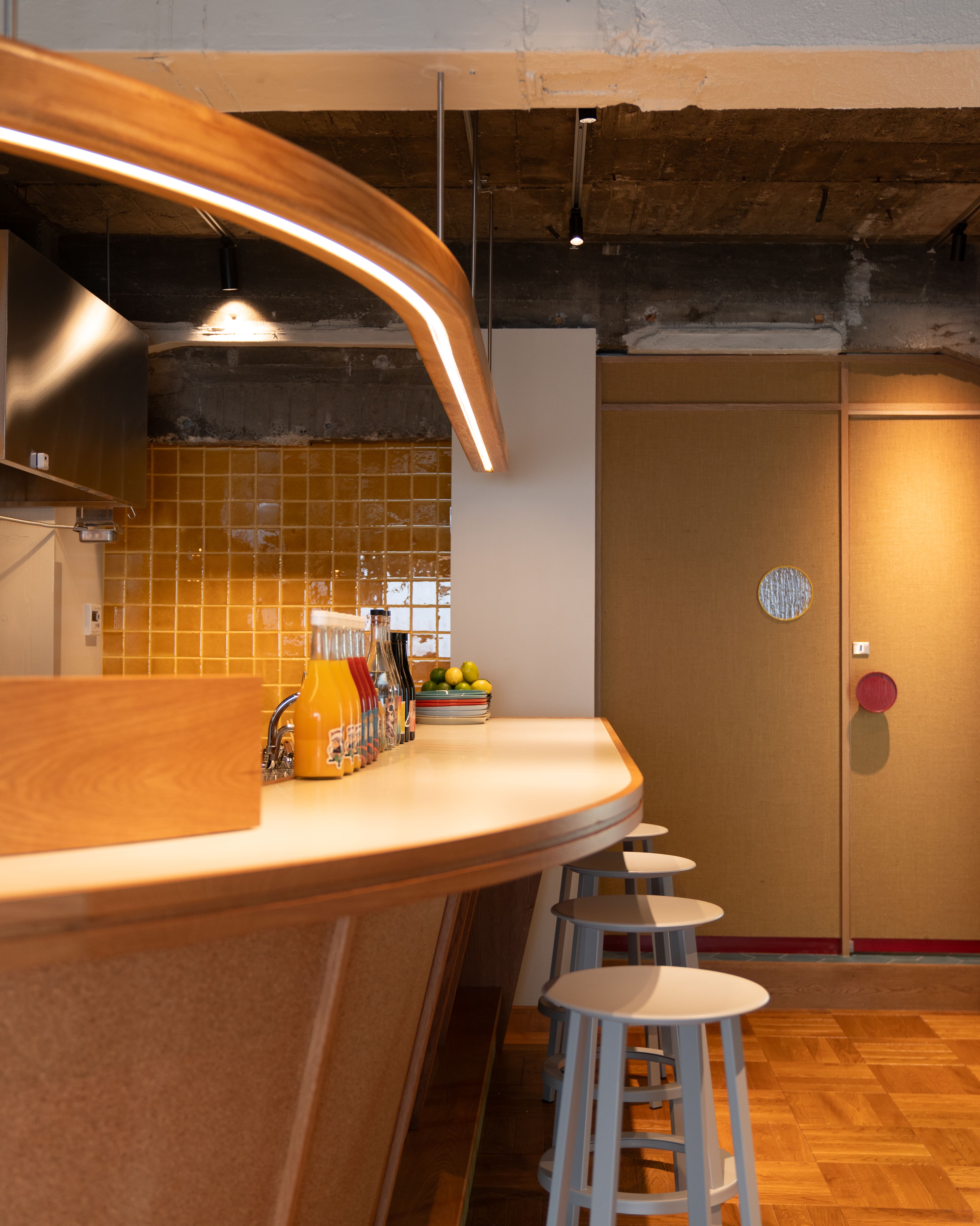 1階にカジュアルバーを併設