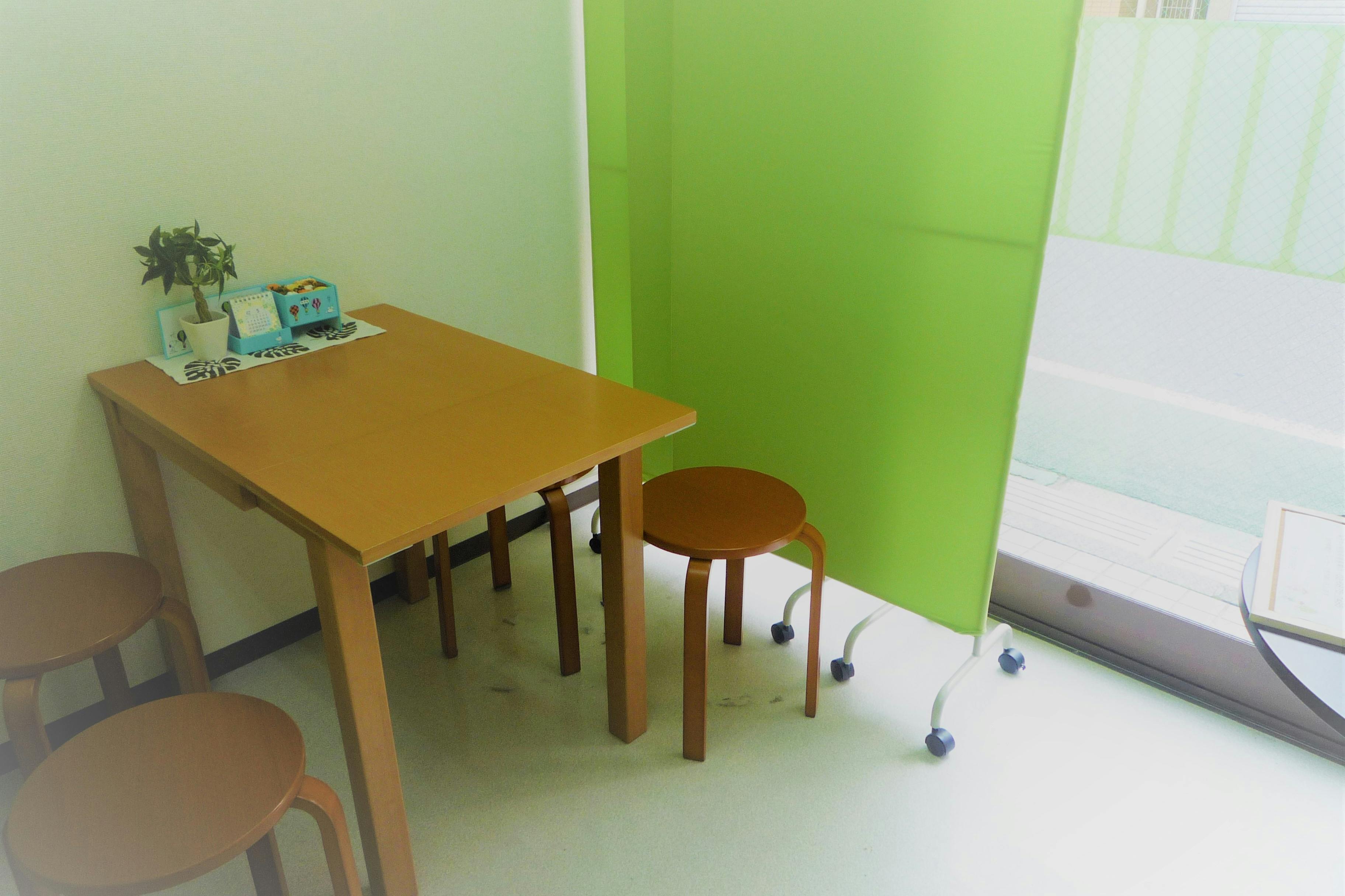 テーブルは折り畳み式移動可能で、パーテンションで仕切れます。