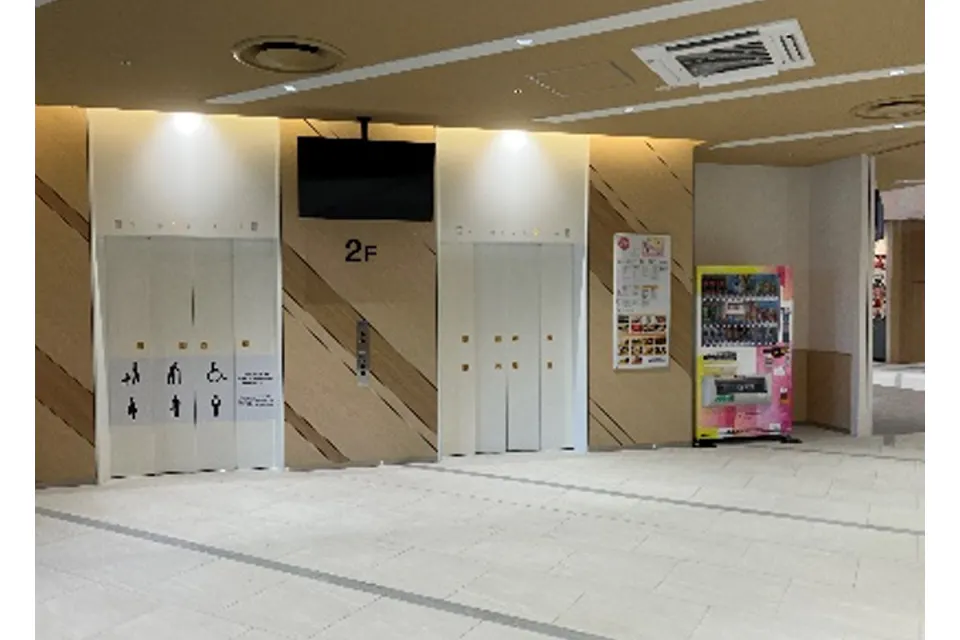 【ららテラス北綾瀬】2階 南エントランス