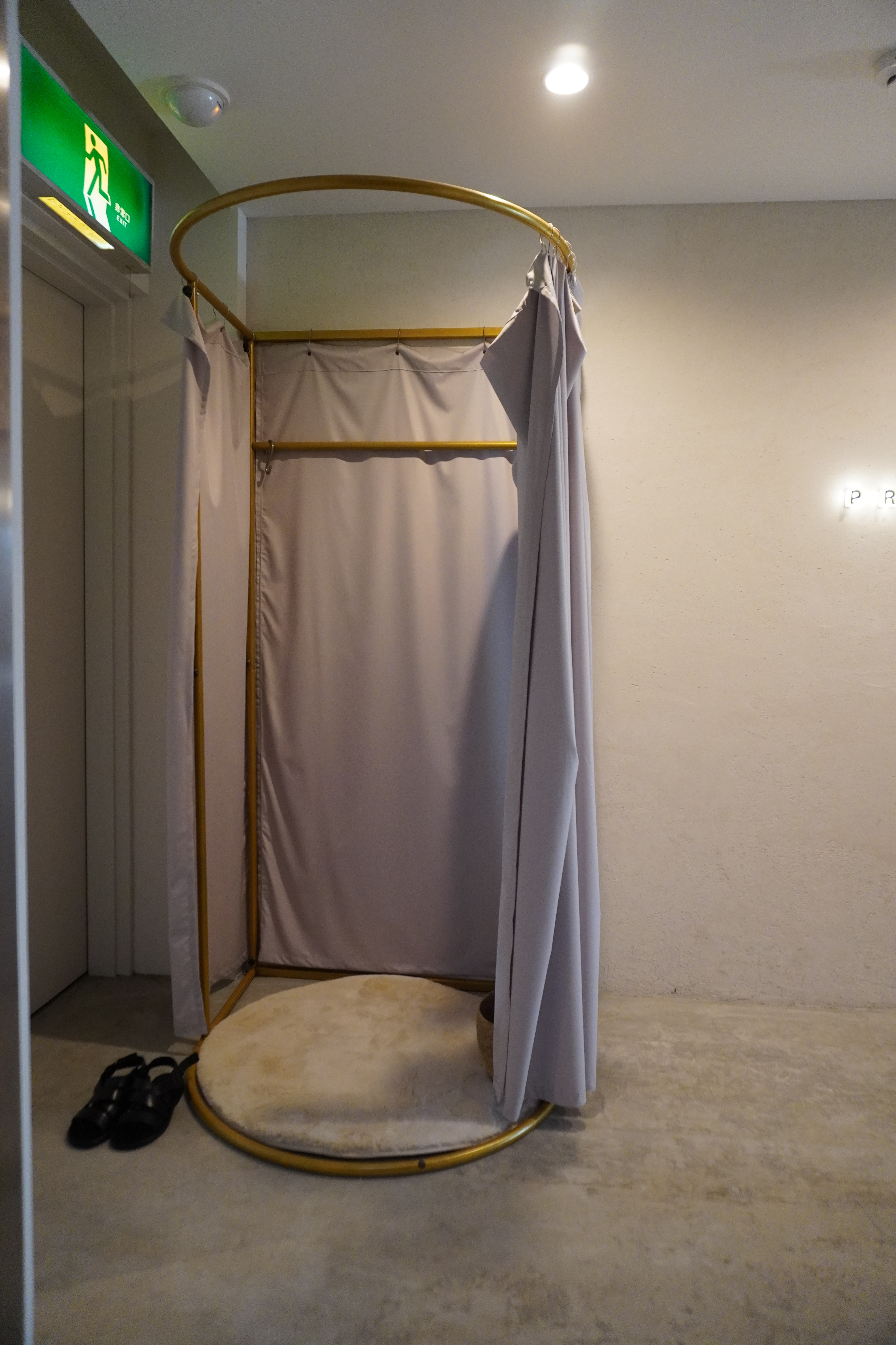 【中目黒駅】レンタルスペースの什器（試着室）