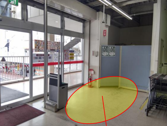 【オリンピック梅島店】プロモーションに最適な2F出入口脇スペース