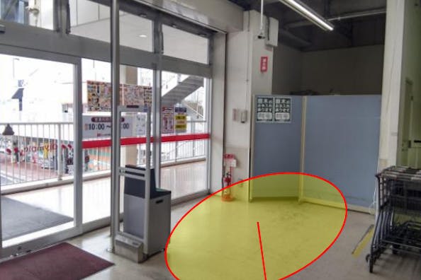 【オリンピック梅島店】プロモーションに最適な2F出入口脇スペース