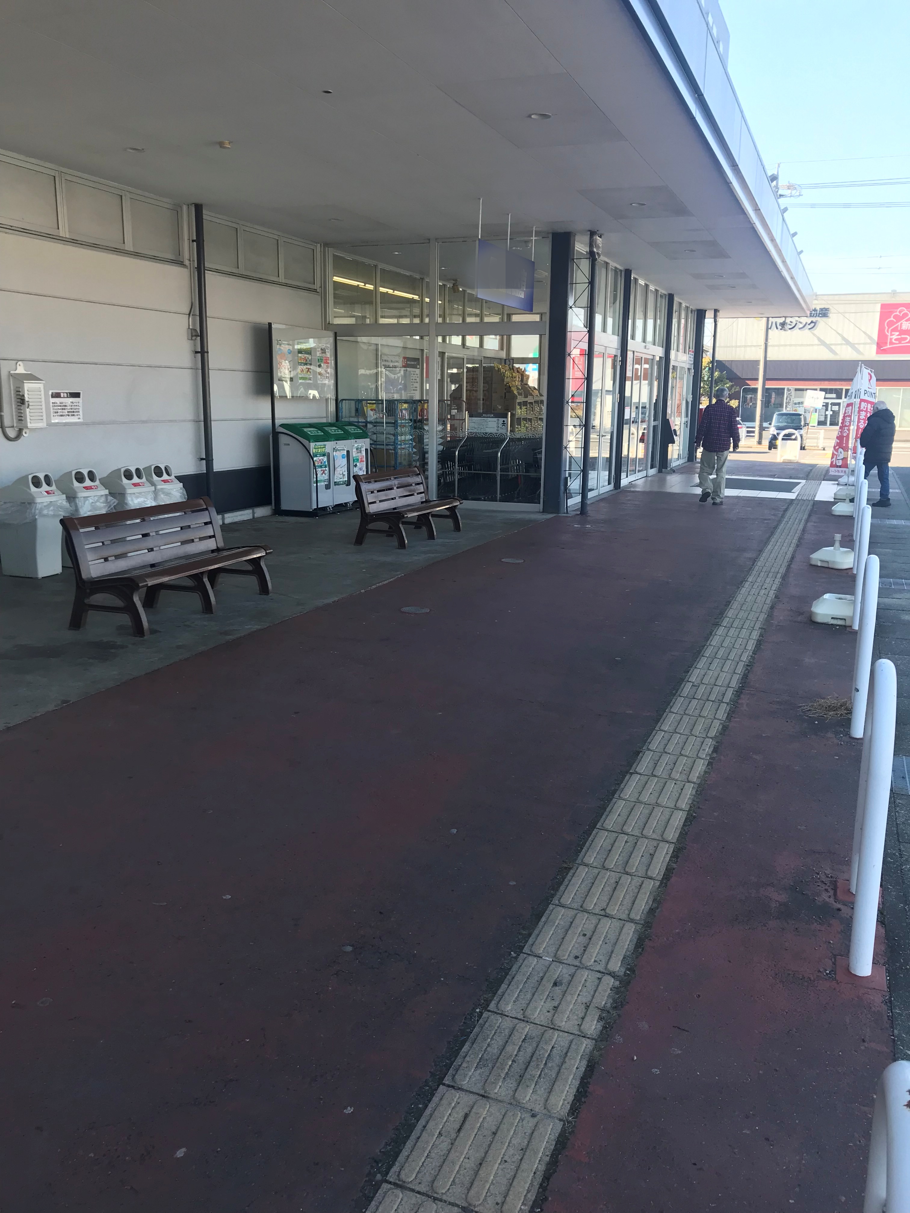 【西友　多治見店】屋外軒先　プロモーション用途やキッチンカー、物販、食物販のポップアップストアに最適なスーパー屋外軒先の催事イベントスペース