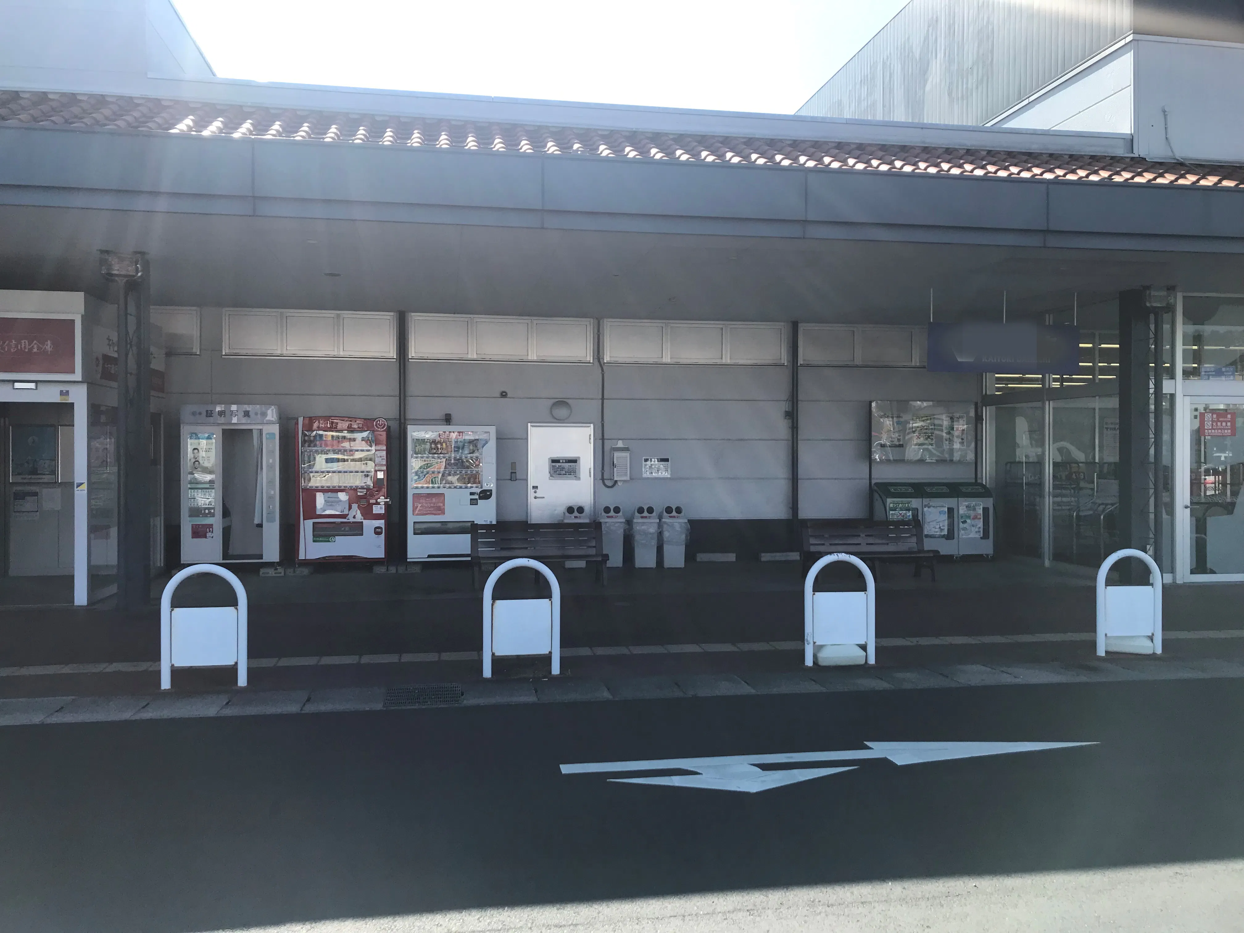 【西友　多治見店】屋外軒下　プロモーション用途やキッチンカー、物販、食物販のポップアップストアに最適なスーパー屋外軒下の催事イベントスペース
