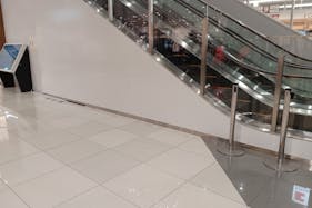 【イオンモール木更津】1F A2入口エスカレーター前