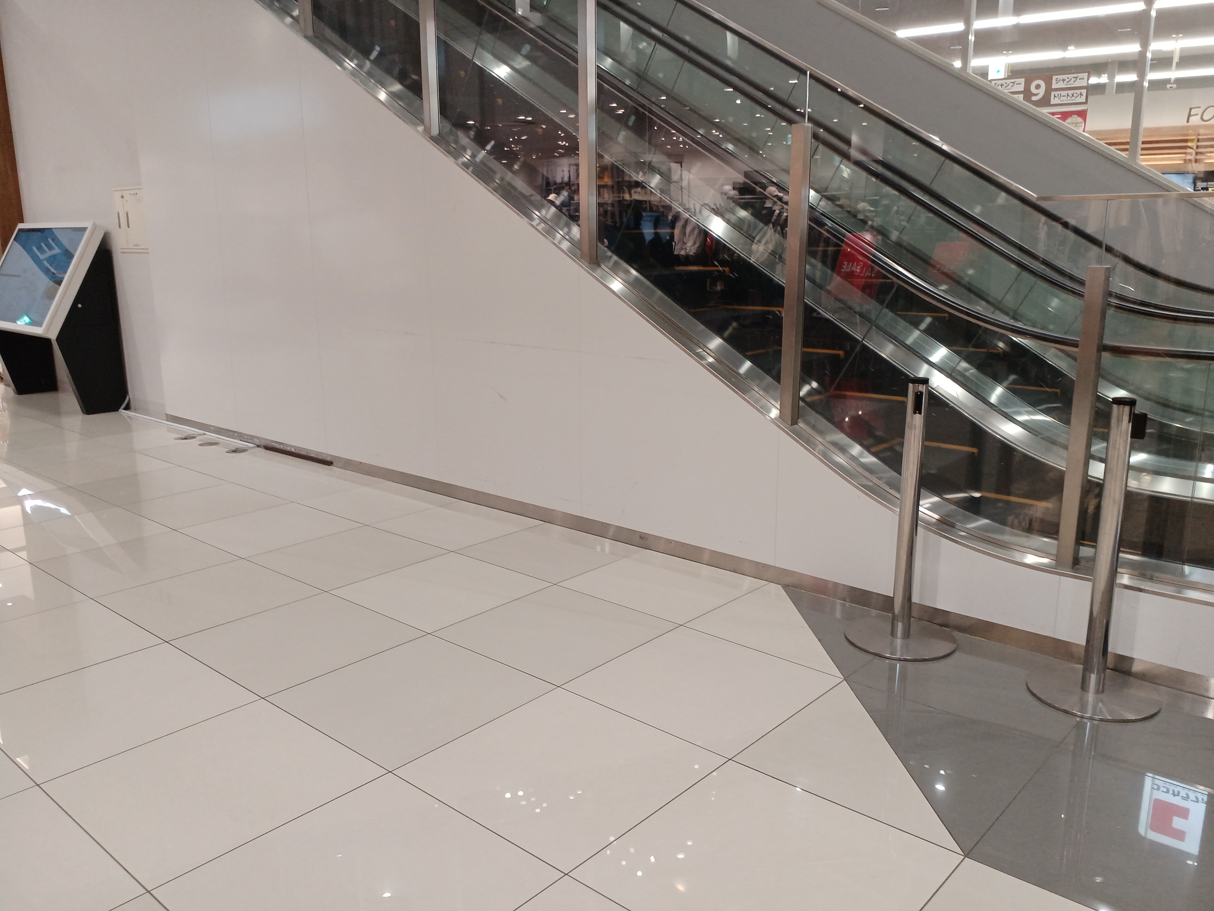 【イオンモール木更津】1F　A2入口エスカレーター前