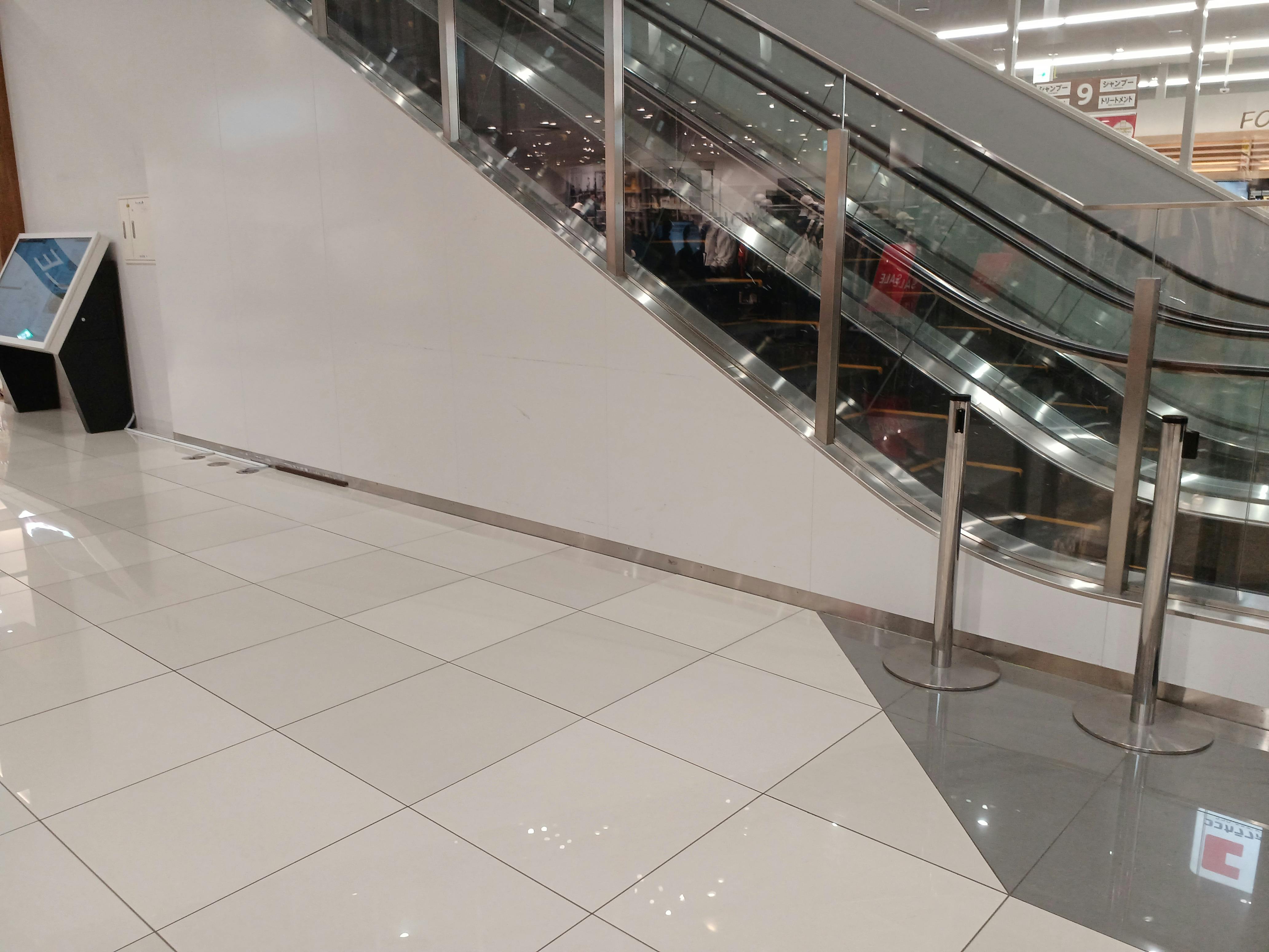 【イオンモール木更津】1F　A2入口エスカレーター前