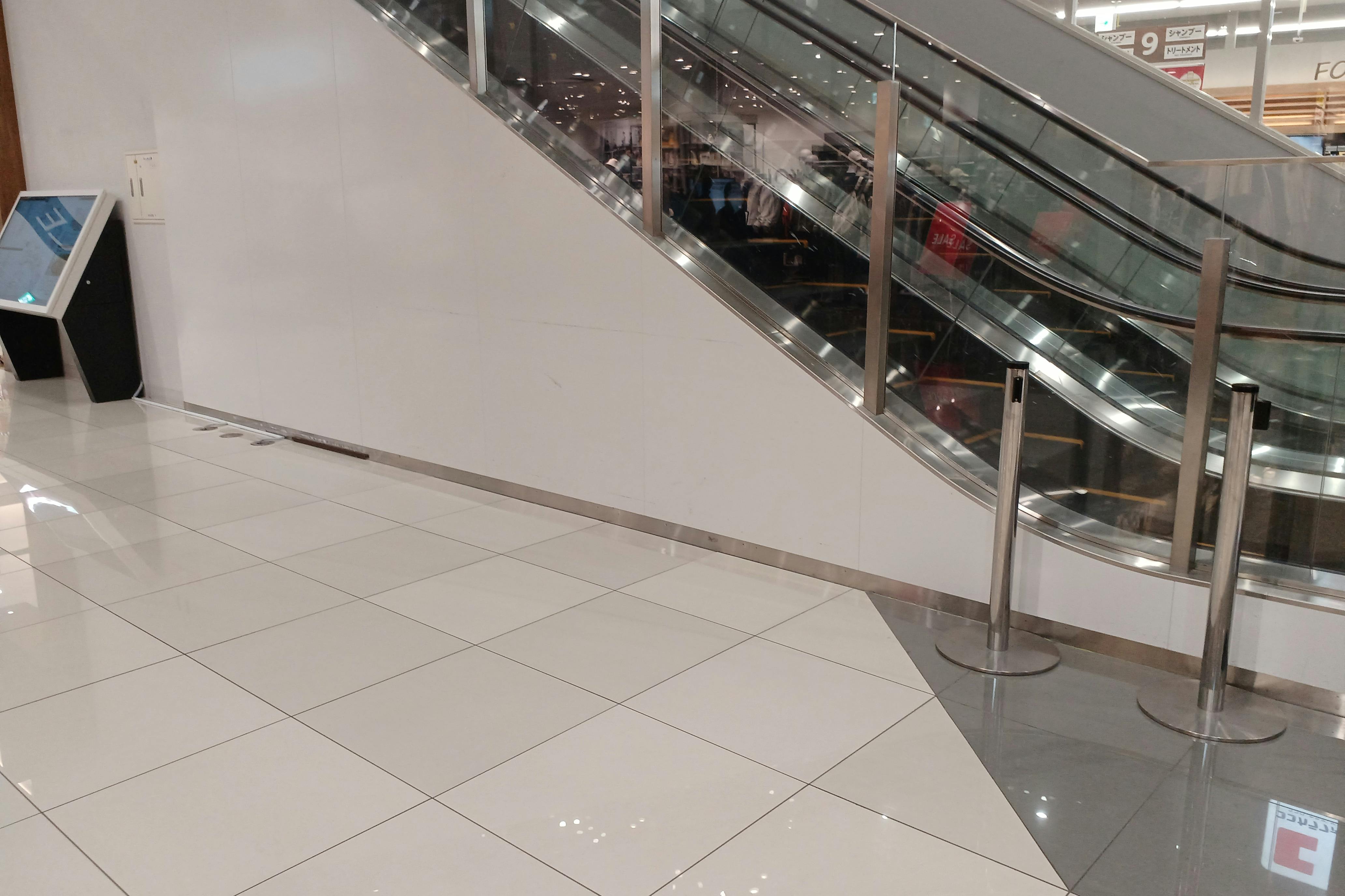 【イオンモール木更津】1F A2入口エスカレーター前