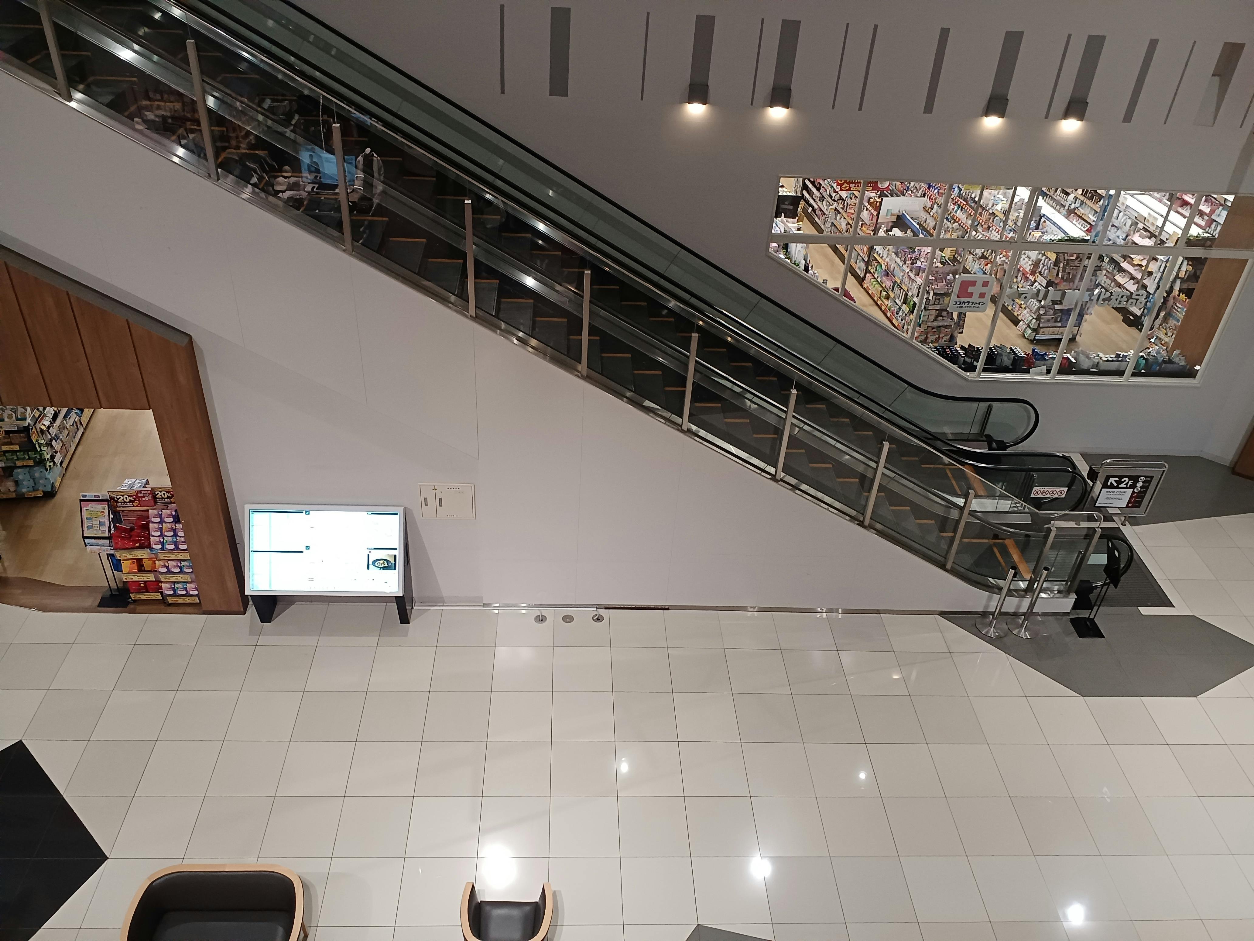 【イオンモール木更津】1F A2入口エスカレーター前