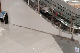 【イオンモール木更津】1F A2入口エスカレーター前