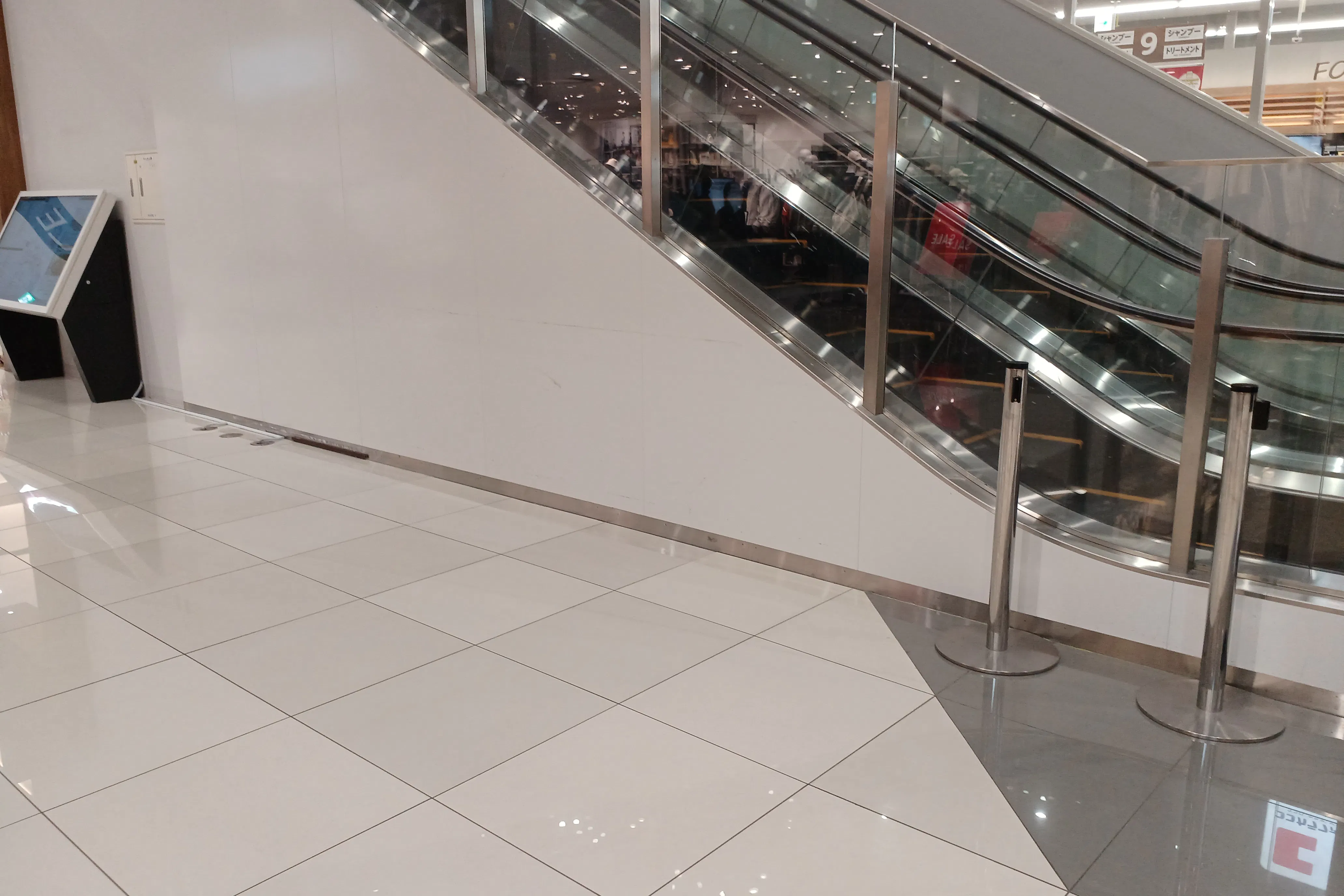 【イオンモール木更津】1F A2入口エスカレーター前