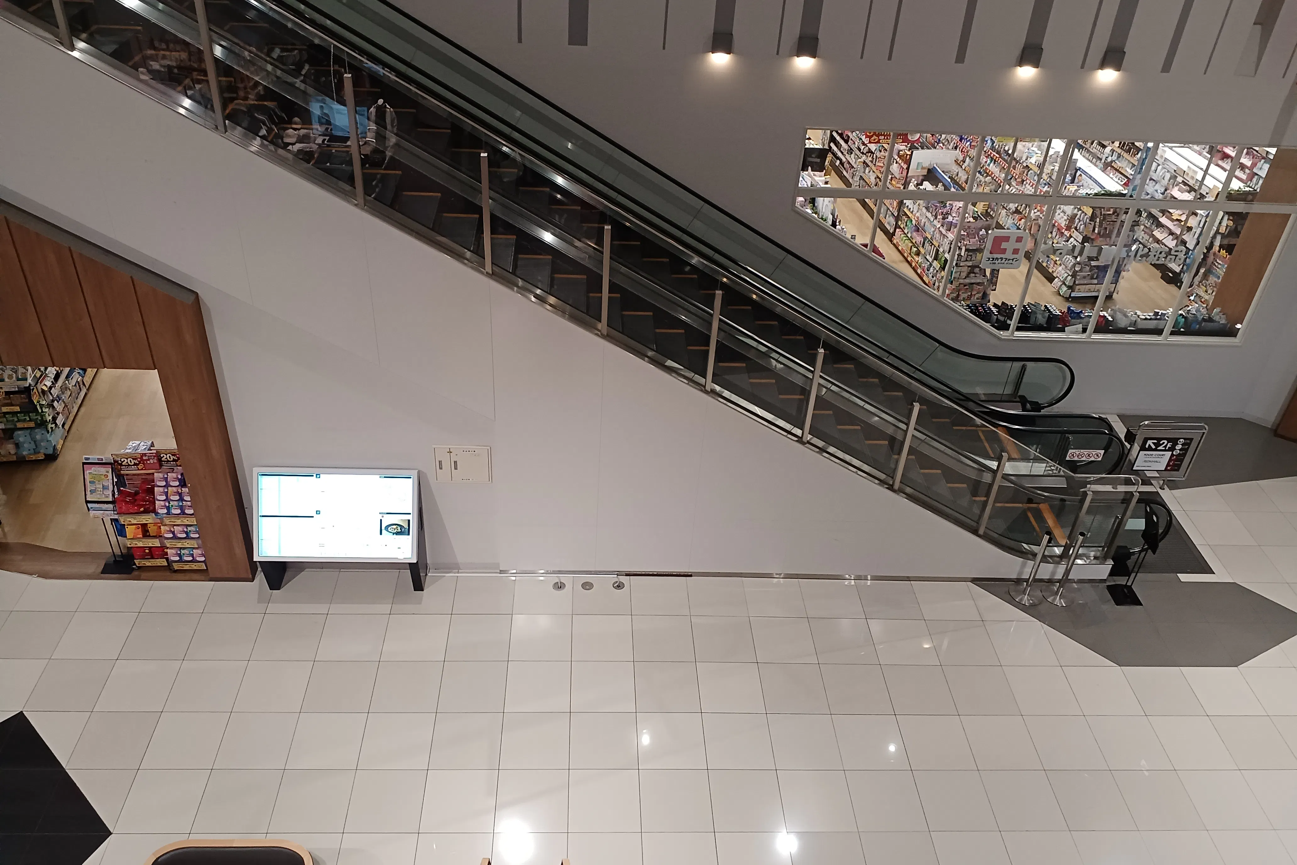 【イオンモール木更津】1F A2入口エスカレーター前