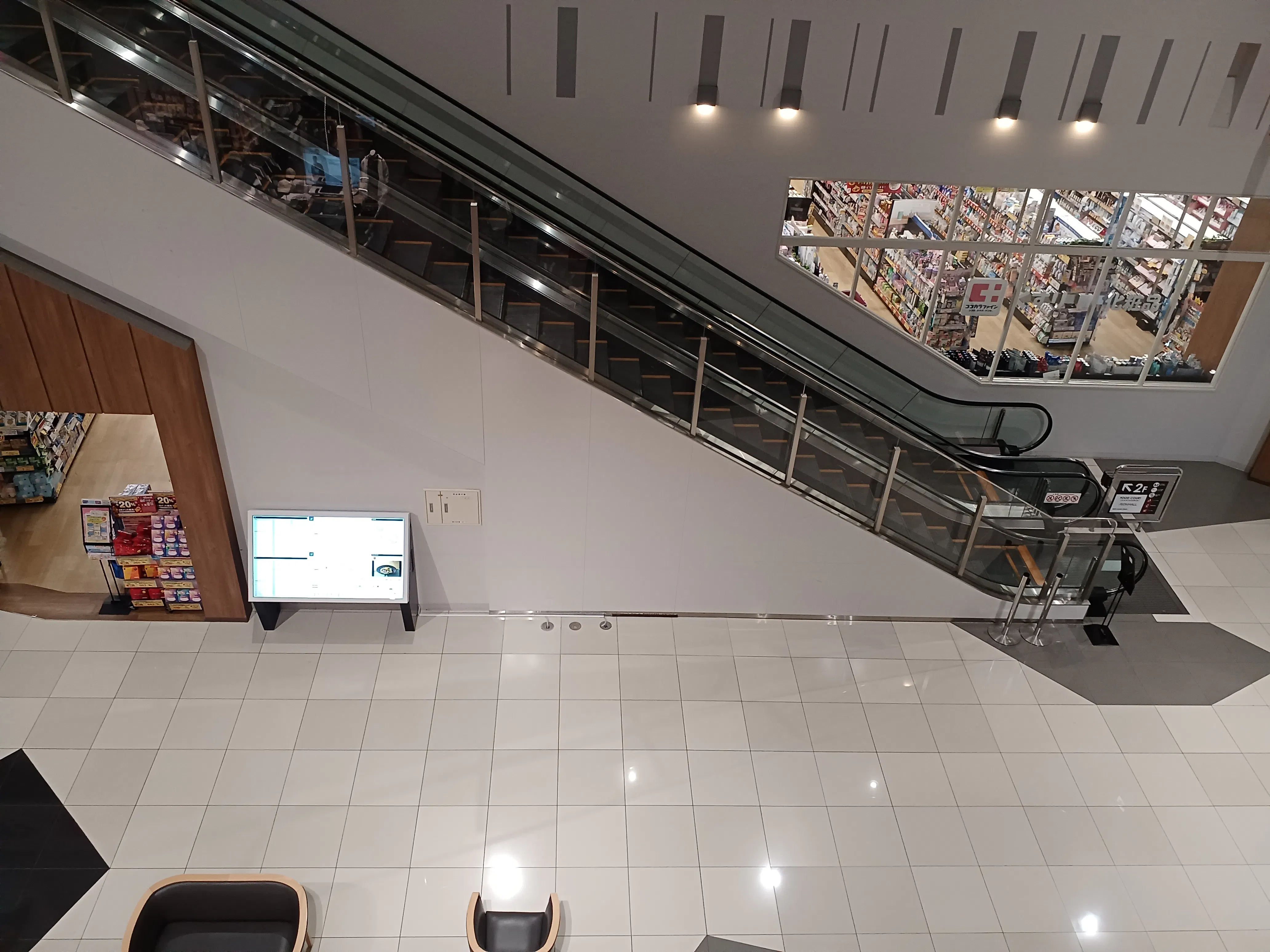 【イオンモール木更津】1F　A2入口エスカレーター前