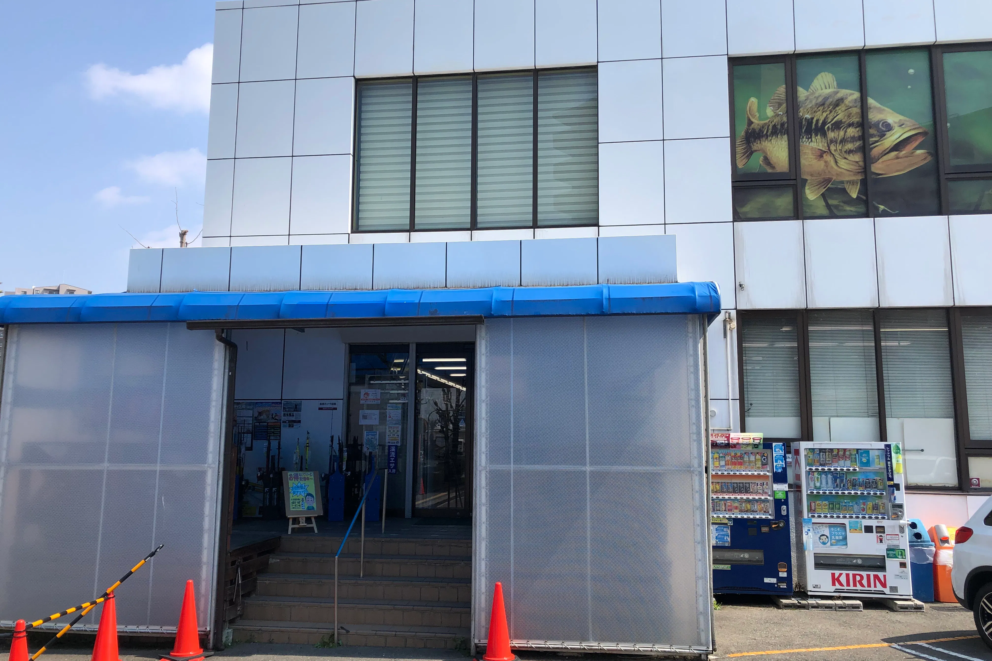 【フィッシングマックス上野芝店】プロモーションや食物販に最適な釣具店内入口近くのレンタルスペース