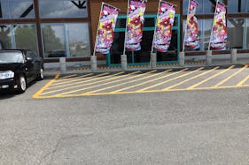 【ダイナム福島須賀川店】キッチンカーやプロモーションイベントの開催に最適なアミューズメント施設のイベントスペース(出入口前)