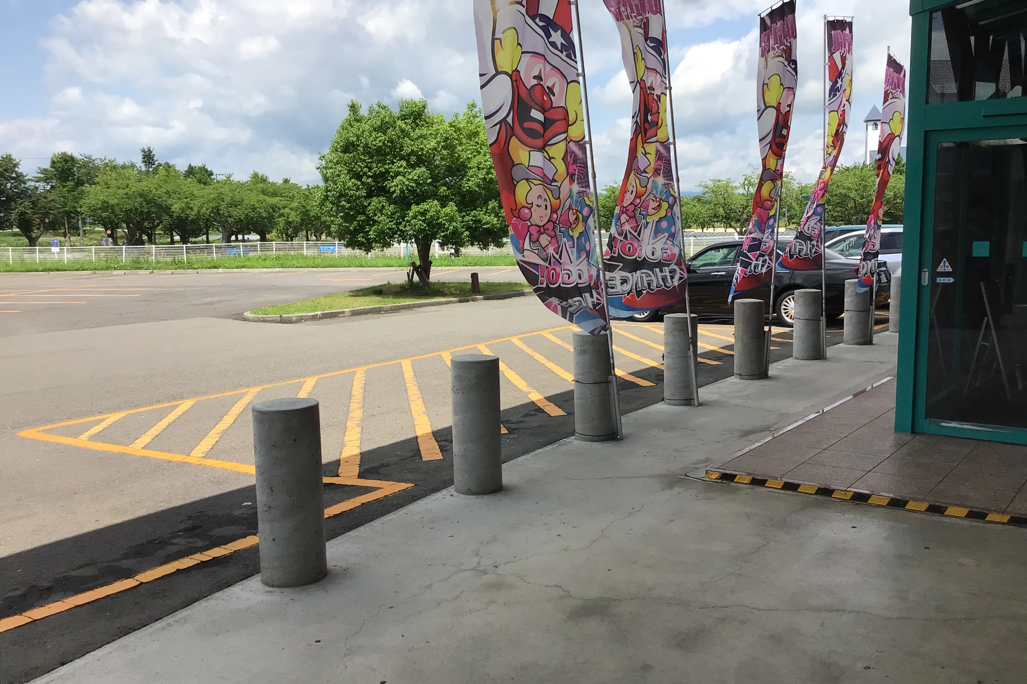 【ダイナム福島須賀川店】キッチンカーやプロモーションイベントの開催に最適なアミューズメント施設のイベントスペース(出入口前)