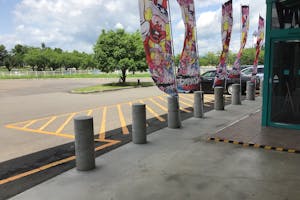 【ダイナム福島須賀川店】キッチンカーやプロモーションイベントの開催に最適なアミューズメント施設のイベントスペース(出入口前)