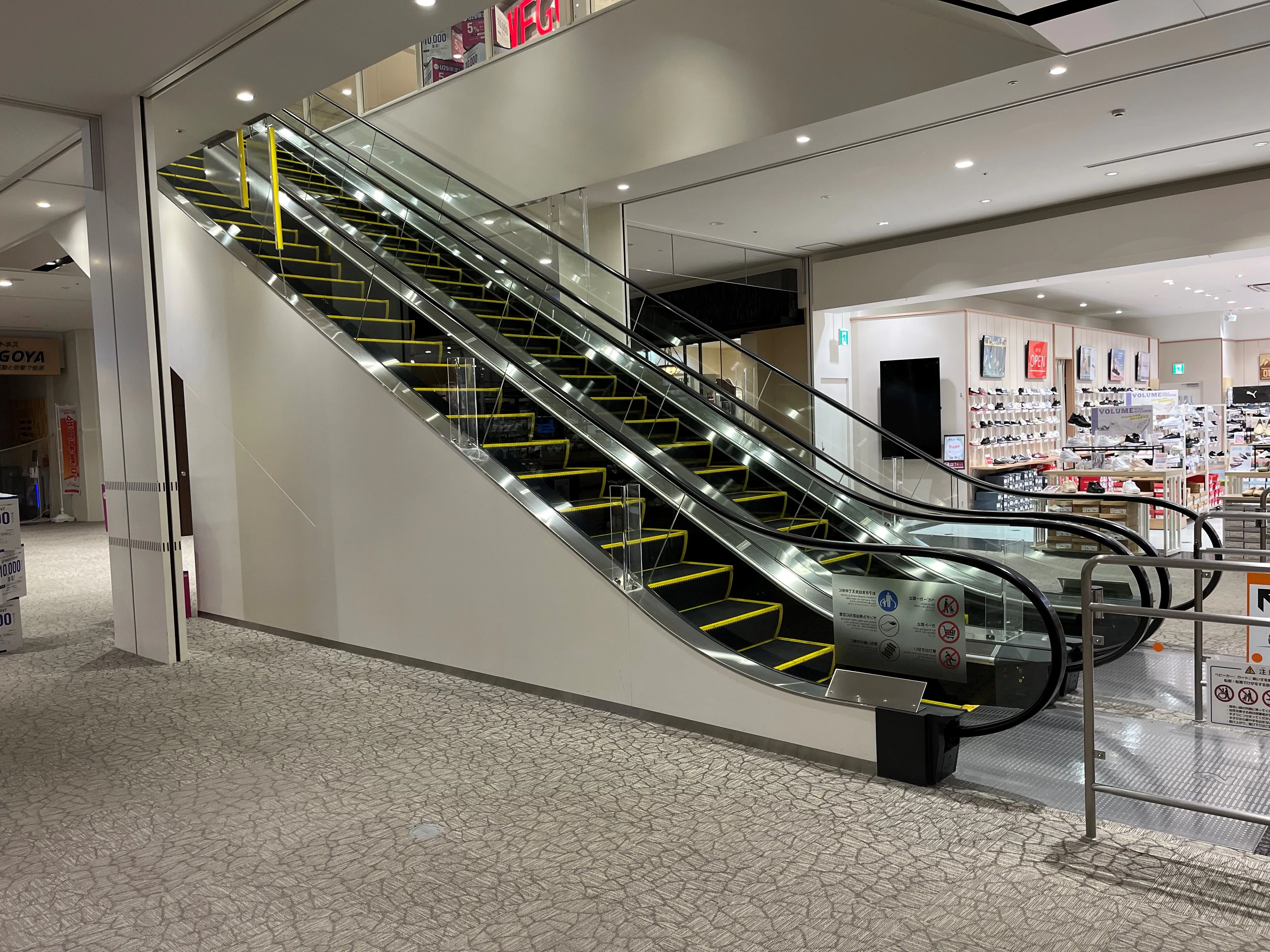 【イオンモール長久手】東エスカレーター横A(無印良品前)