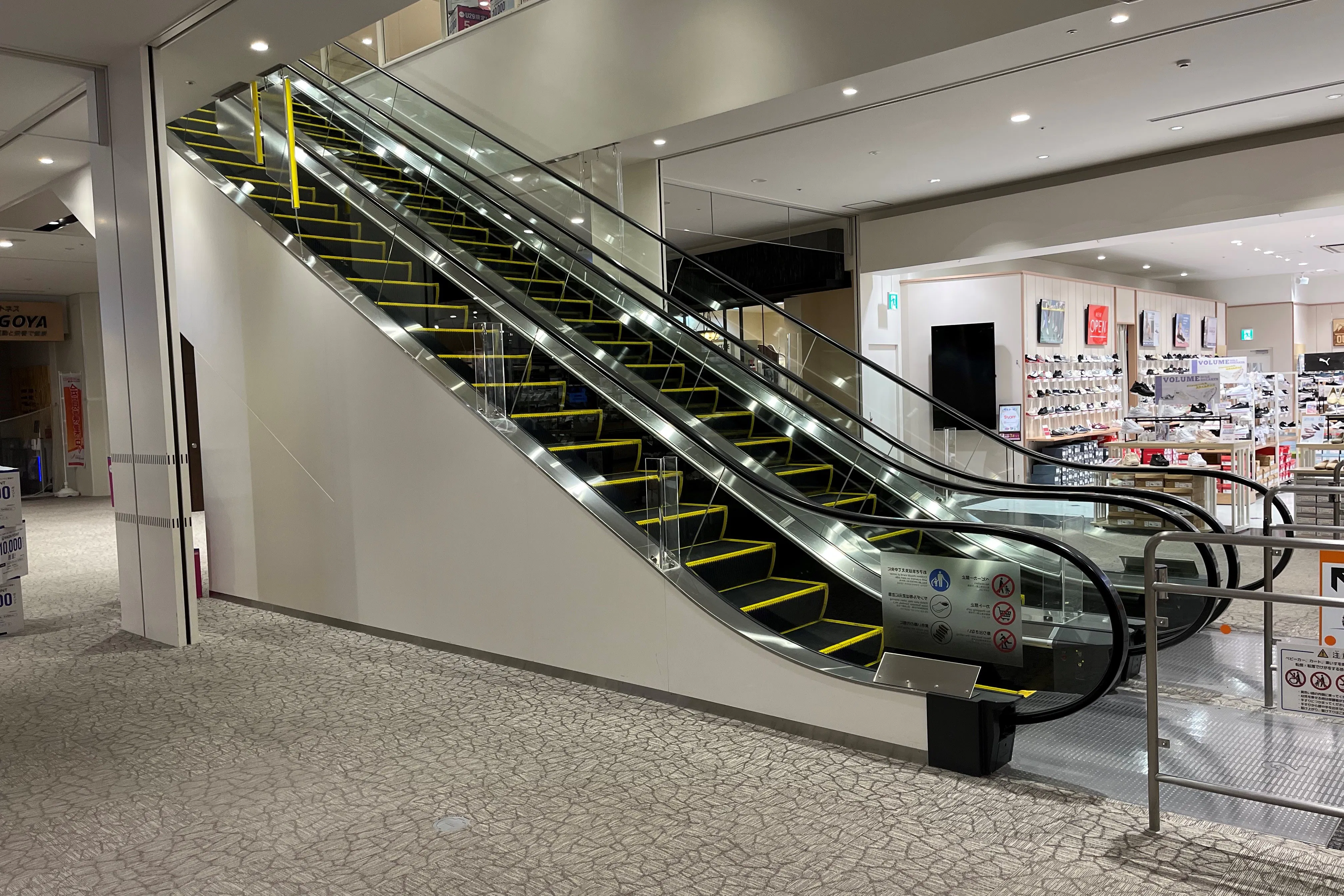 【イオンモール長久手】東エスカレーター横A(無印良品前)