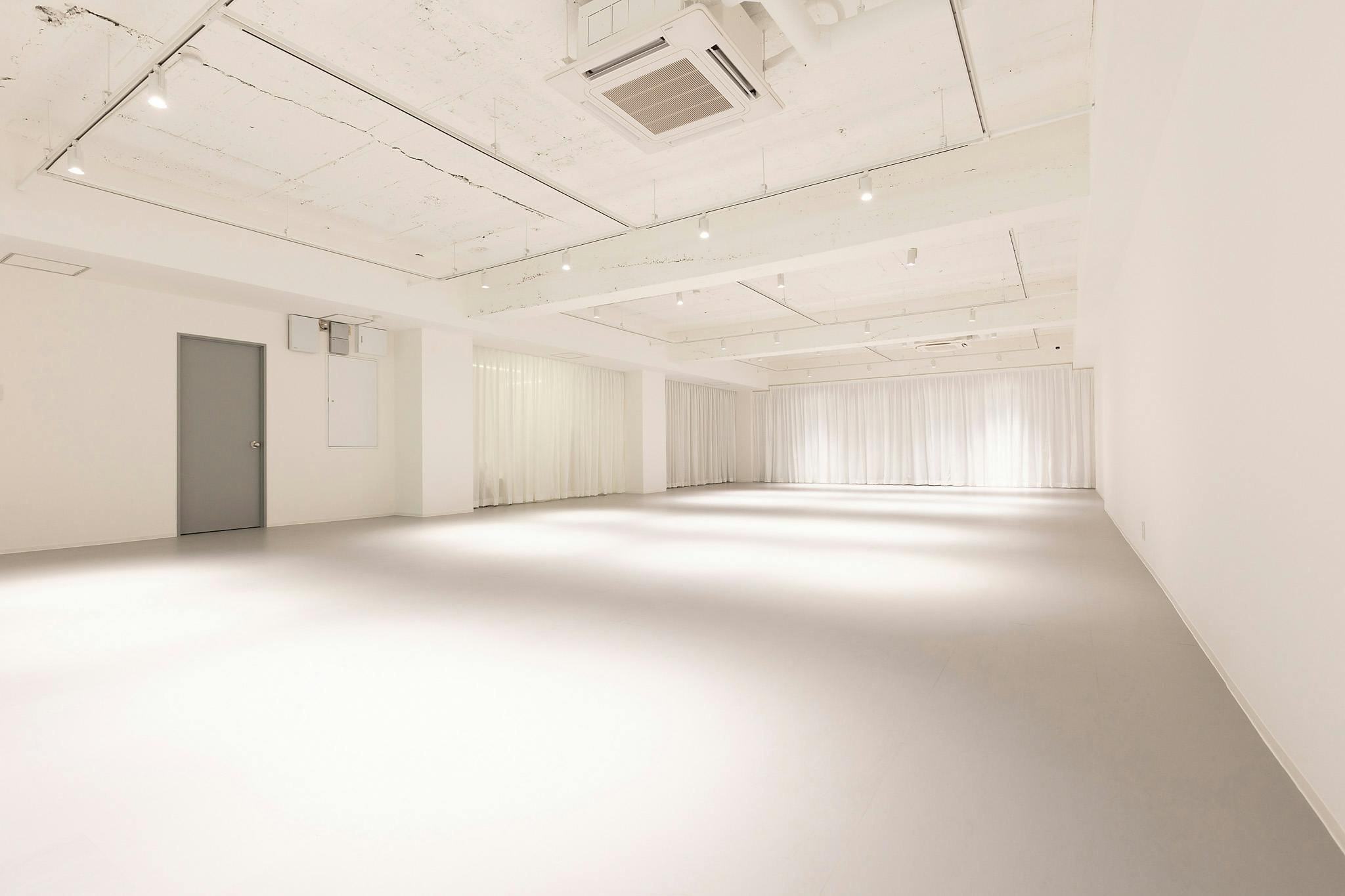 【堺筋本町駅1分】展示会や撮影イベントに最適な白を基調とした300㎡超えの広々としたスペース