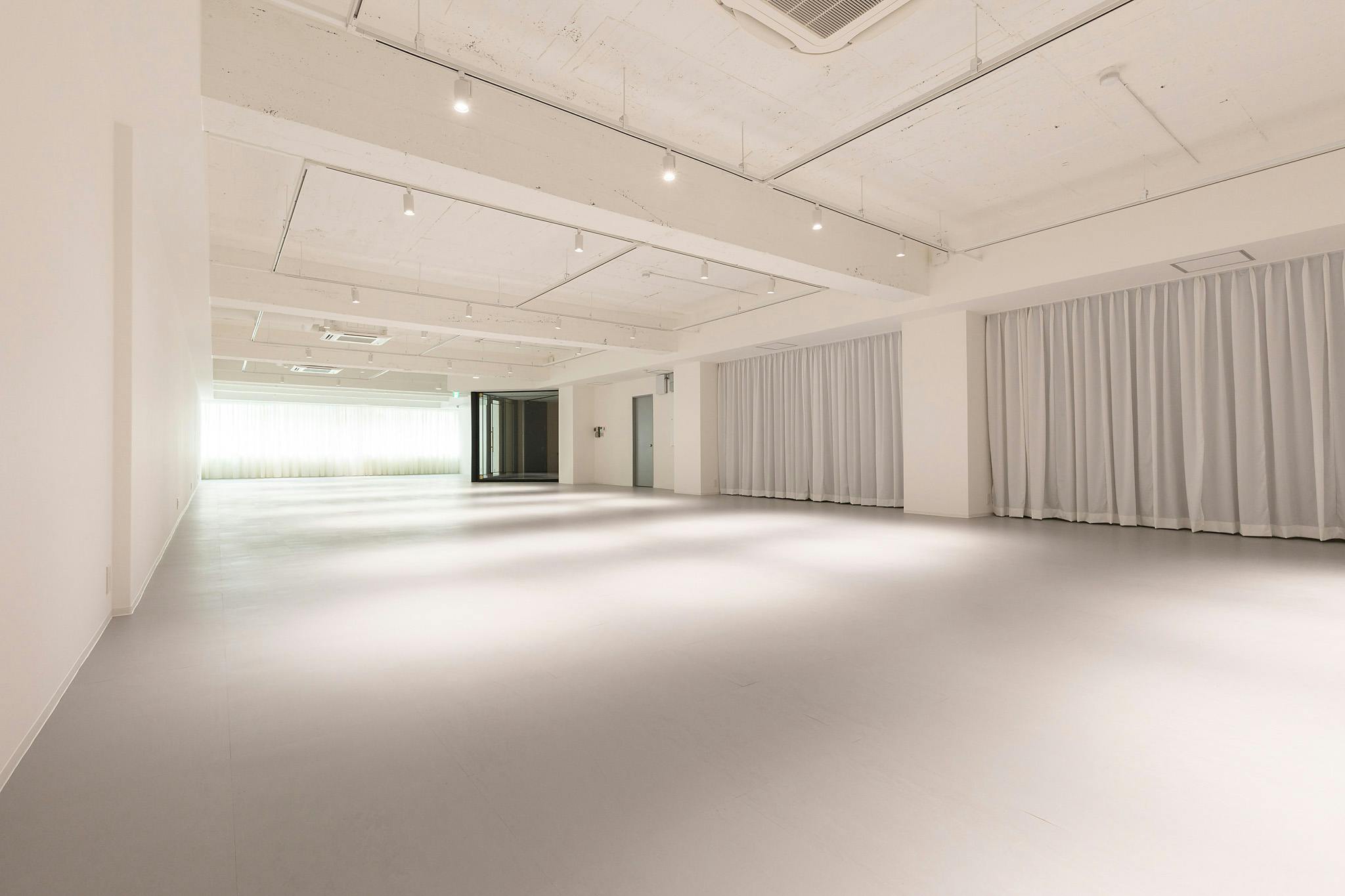 【堺筋本町駅1分】展示会や撮影イベントに最適な白を基調とした300㎡超えの広々としたスペース