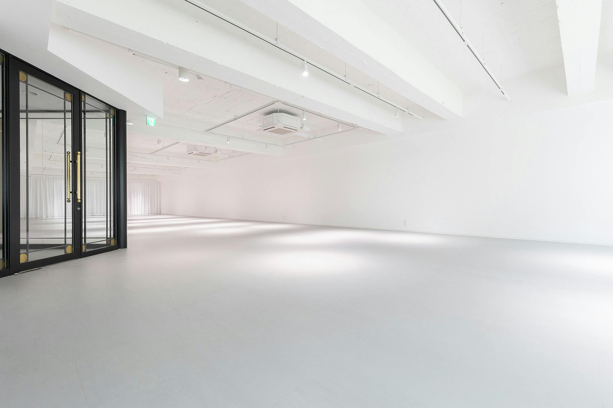 【堺筋本町駅1分】展示会や撮影イベントに最適な白を基調とした300㎡超えの広々としたスペース