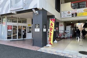 【西友 小平店】1F店頭 入口横軒下 (屋根あり) プロモーション用途や物販、食物販のポップアップストアに最適なスーパーの催事イベントスペース