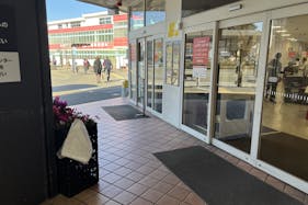 【西友 小平店】1F店頭 入口横軒下 (屋根あり) プロモーション用途や物販、食物販のポップアップストアに最適なスーパーの催事イベントスペース