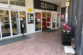 【西友 小平店】1F店頭 入口横軒下 (屋根あり) プロモーション用途や物販、食物販のポップアップストアに最適なスーパーの催事イベントスペース