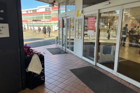 【西友 小平店】1F店頭 入口横軒下 (屋根あり) プロモーション用途や物販、食物販のポップアップストアに最適なスーパーの催事イベントスペース