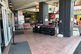 【西友 小平店】1F店頭 入口横軒下 (屋根あり) プロモーション用途や物販、食物販のポップアップストアに最適なスーパーの催事イベントスペース