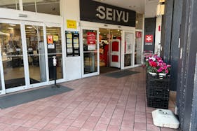 【西友 小平店】1F店頭 入口横軒下 (屋根あり) プロモーション用途や物販、食物販のポップアップストアに最適なスーパーの催事イベントスペース