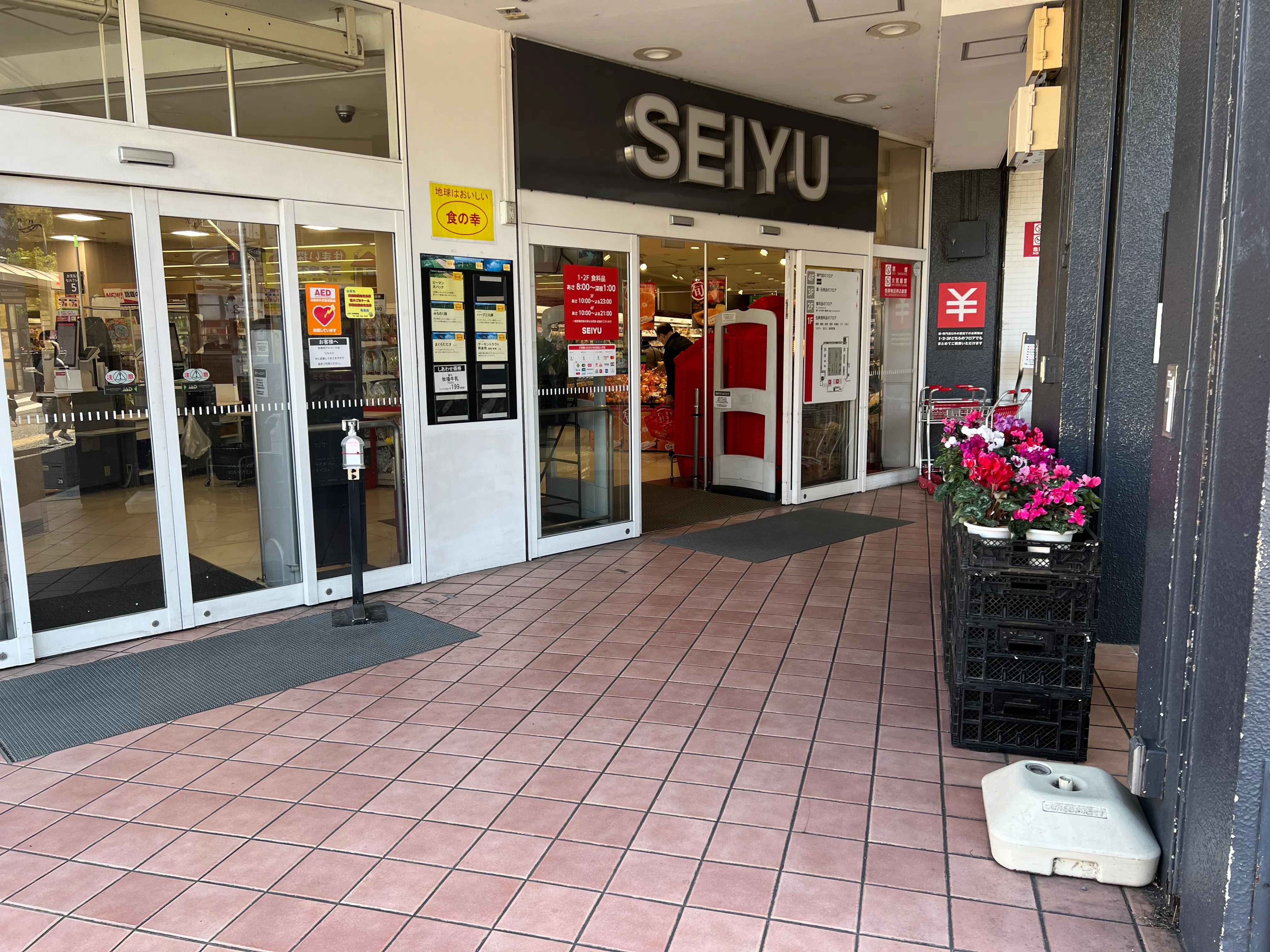 【西友　小平店】1F店頭 入口横軒下 (屋根あり)　プロモーション用途や物販、食物販のポップアップストアに最適なスーパーの催事イベントスペースの画像