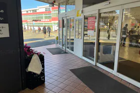 【西友 小平店】1F店頭 入口横軒下 (屋根あり) プロモーション用途や物販、食物販のポップアップストアに最適なスーパーの催事イベントスペース