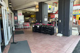 【西友 小平店】1F店頭 入口横軒下 (屋根あり) プロモーション用途や物販、食物販のポップアップストアに最適なスーパーの催事イベントスペース