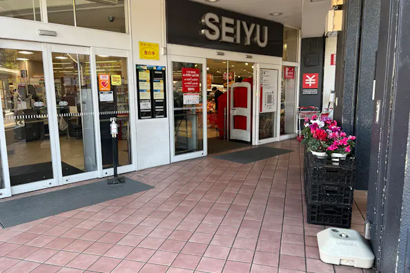 【西友 小平店】1F店頭 入口横軒下 (屋根あり) プロモーション用途や物販、食物販のポップアップストアに最適なスーパーの催事イベントスペース