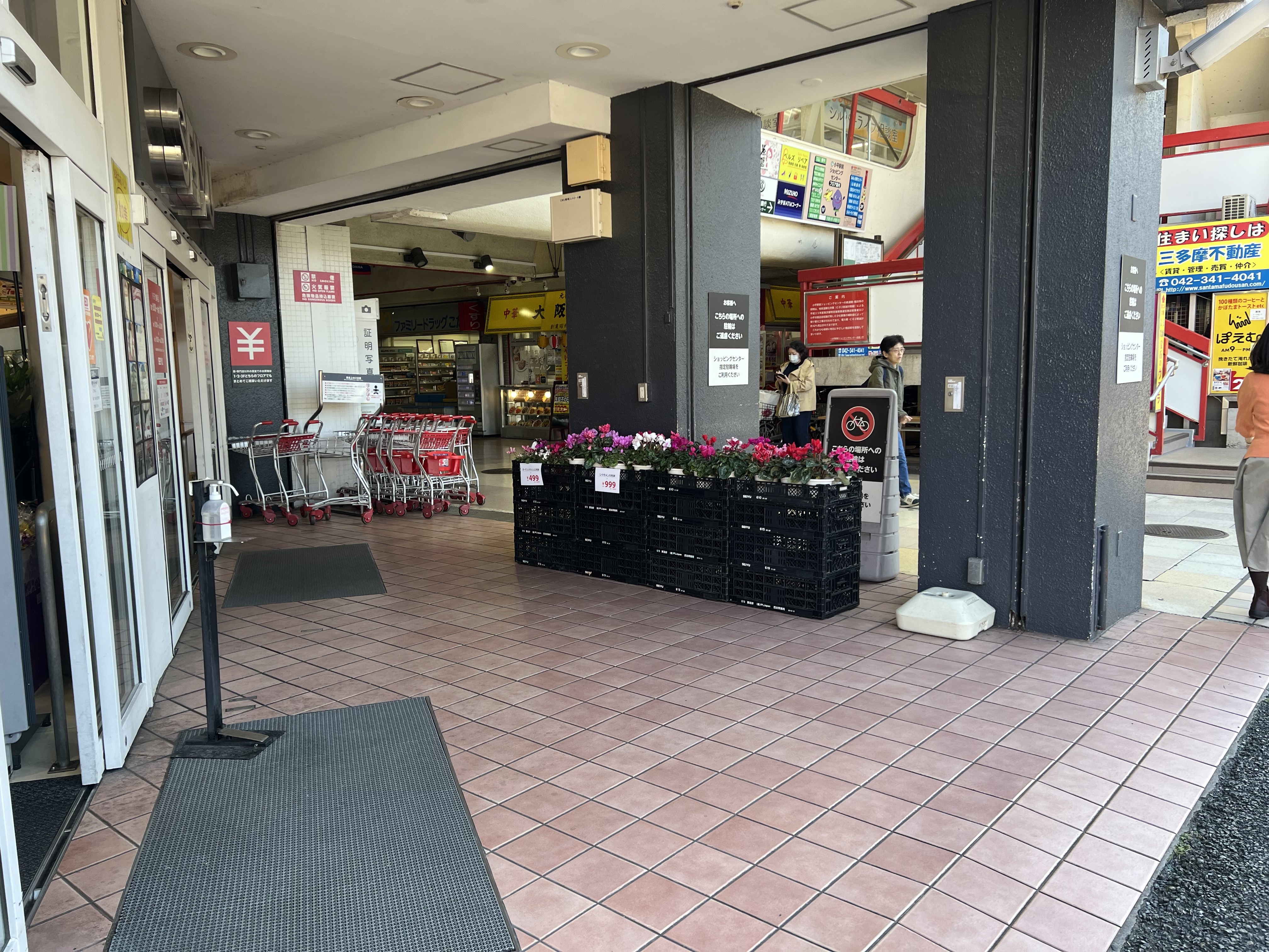 【西友　小平店】1F店頭 入口横軒下 (屋根あり)　プロモーション用途や物販、食物販のポップアップストアに最適なスーパーの催事イベントスペース