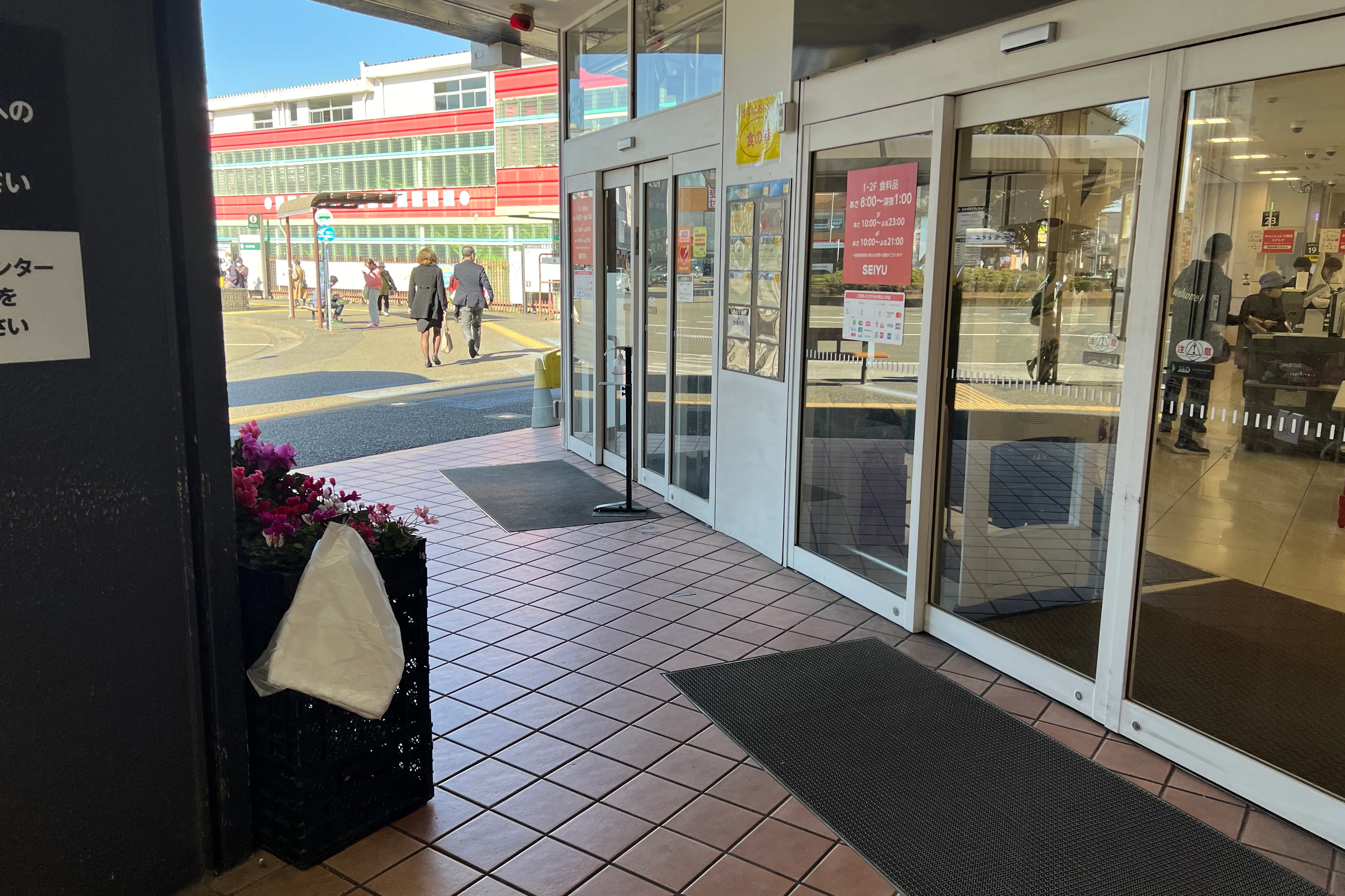 【西友 小平店】1F店頭 入口横軒下 (屋根あり) プロモーション用途や物販、食物販のポップアップストアに最適なスーパーの催事イベントスペース